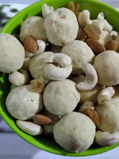 நெய் உருண்டை/ பயத்தம் லாடு (Nei urundai recipe in tamil) செய்முறை முக்கிய புகைப்படம்