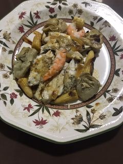 Una foto de Tintorera con langostinos y alcachofas