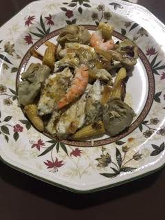 Una foto de Tintorera con langostinos y alcachofas
