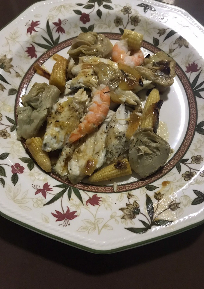 Una foto de Tintorera con langostinos y alcachofas