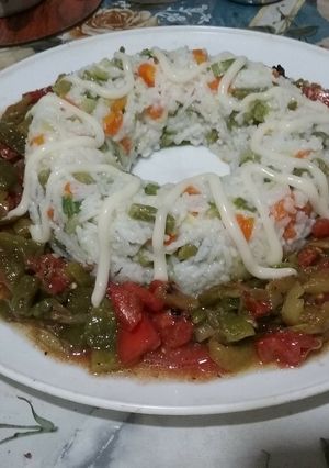 Une photo de Salade composée, riz et poivron vert
