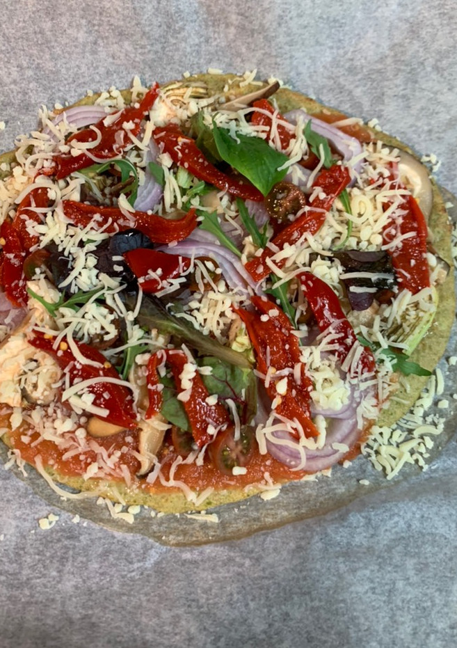 Una foto de Pizza con masa de brócoli