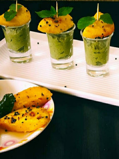 रवा बेसन ढोकला विथ पुदीना चटनी (Rava besan dhokla with pudina chutney recipe in hindi) रेसिपी मुख्य फोटो