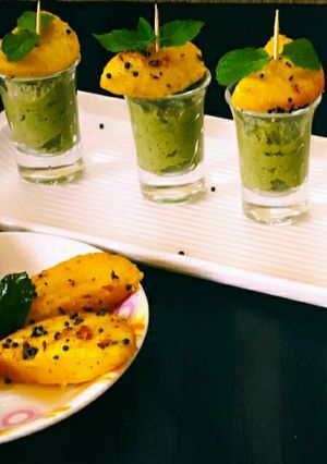 रवा बेसन ढोकला विथ पुदीना चटनी (Rava besan dhokla with pudina chutney recipe in hindi) रेसिपी मुख्य फोटो