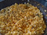 Una foto de huevo revuelto con oregano