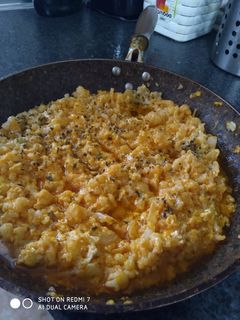 Una foto de Coliflor con huevos revueltos y tomate 😋