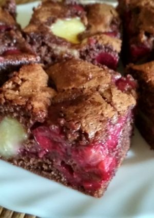 Kakaós kefires piskóta meggyel, vaníliapudinggal recept fotója