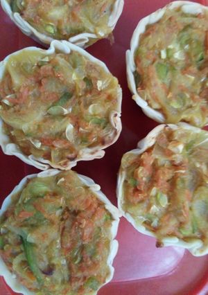 Una foto de Tarteletas veganas de zapallito y zanahoria
