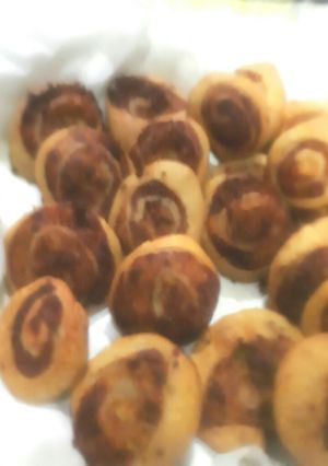 A picture of Samosa pinweels/samosa bites.