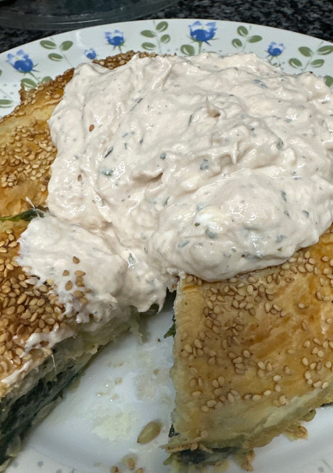 Una foto de 553. Corona de hojaldre de espinacas con salsa de atún (principal verdura)