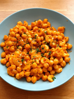 Una foto de Garbanzos con gambas