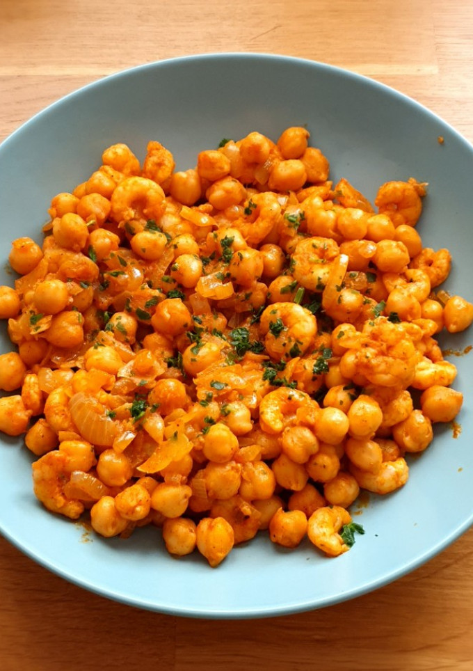 Una foto de Garbanzos con gambas