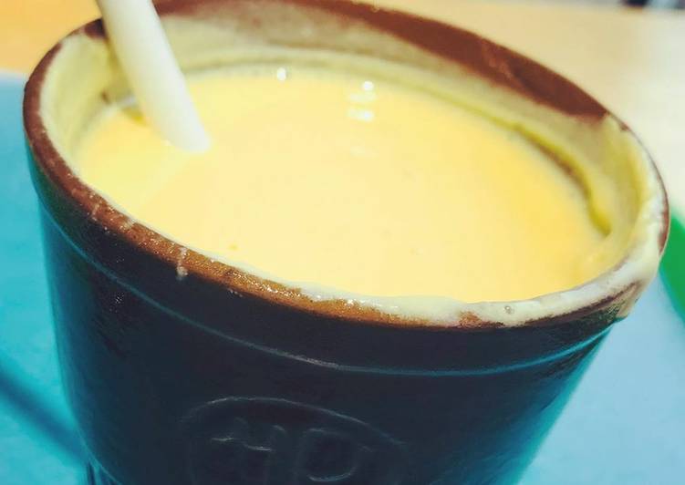 Mango wali lassi