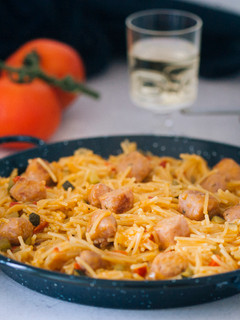 Una foto de Fideos con salchichas frescas y verduras