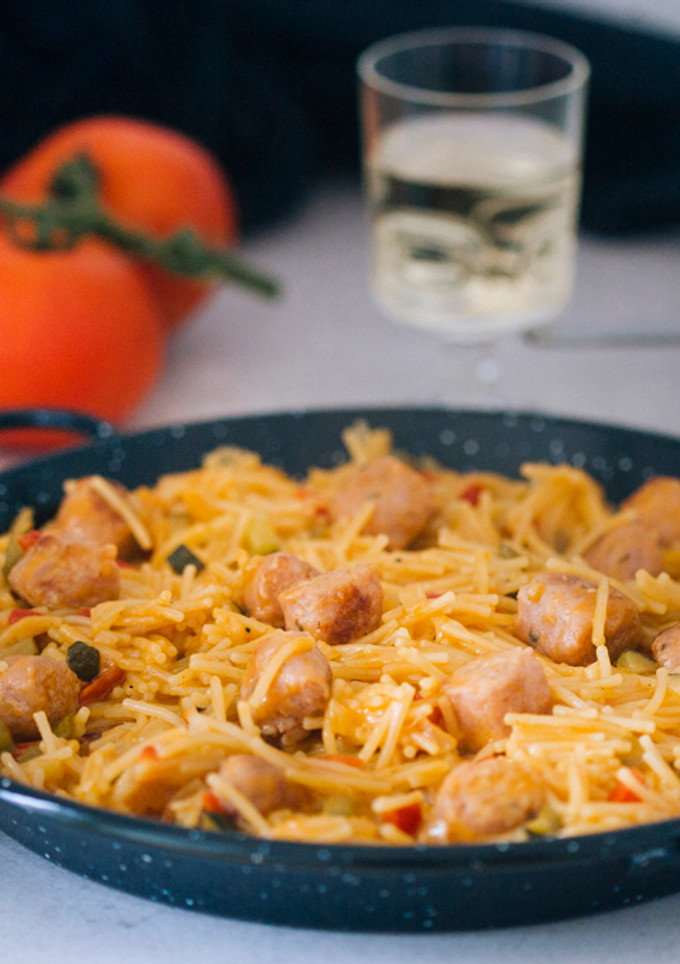 Una foto de Fideos con salchichas frescas y verduras