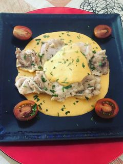 Una foto de Muslo de pollo deshuesado en salsa de cebolla y alcachofas