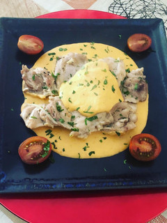 Una foto de Muslo de pollo deshuesado en salsa de cebolla y alcachofas