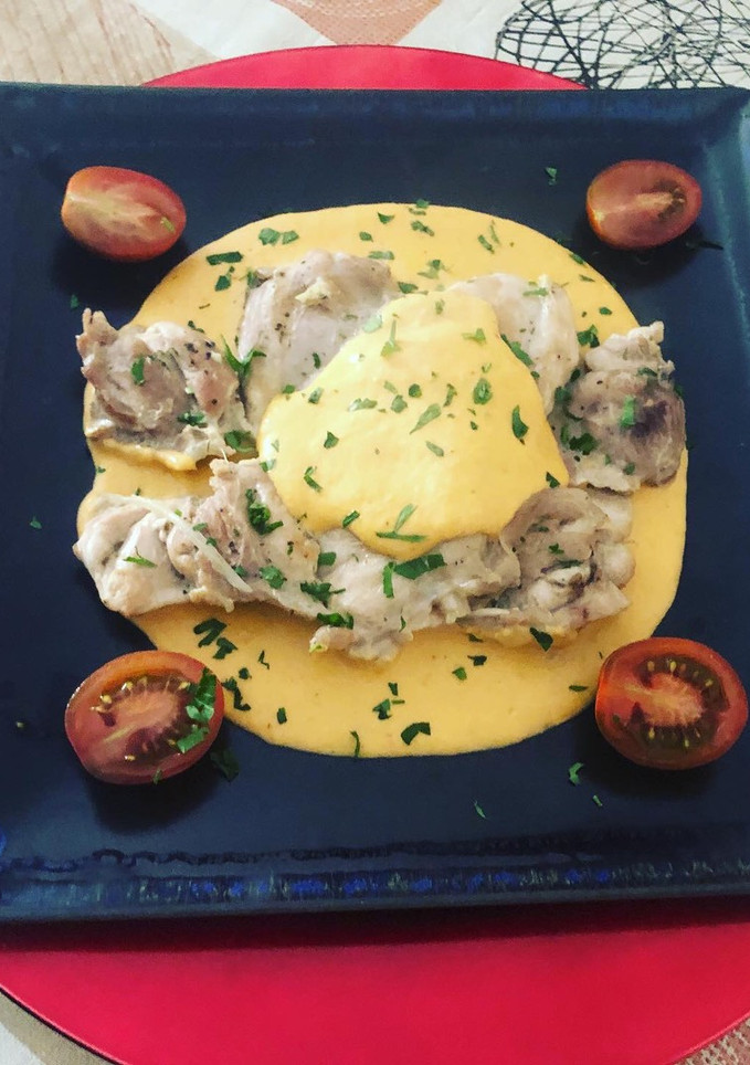Una foto de Muslo de pollo deshuesado en salsa de cebolla y alcachofas