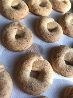 Una foto de Rollitos de huevo (rotllets d'ou). Receta tradicional