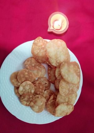મેંદા ની ફરસી પુરી રેસીપી મુખ્ય ફોટો