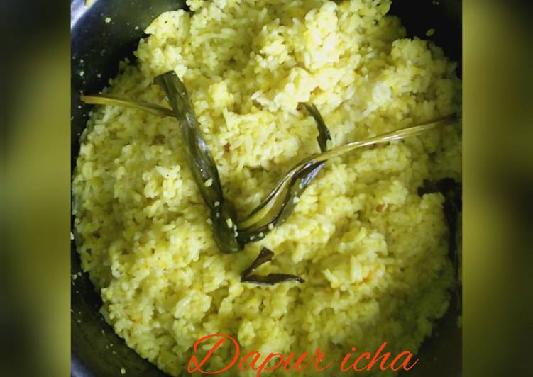 Nasi kuning rice coocker simple enak.