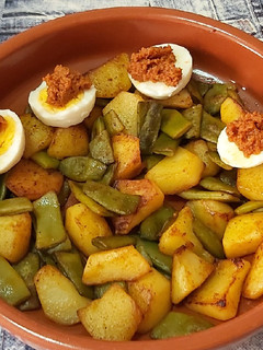 Una foto de Patatas y judías al ajoarriero