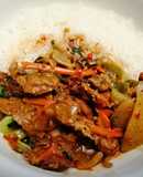 Bistec de Res con Chayote y Lechuga Roma en Salsa de Frijoles Negros