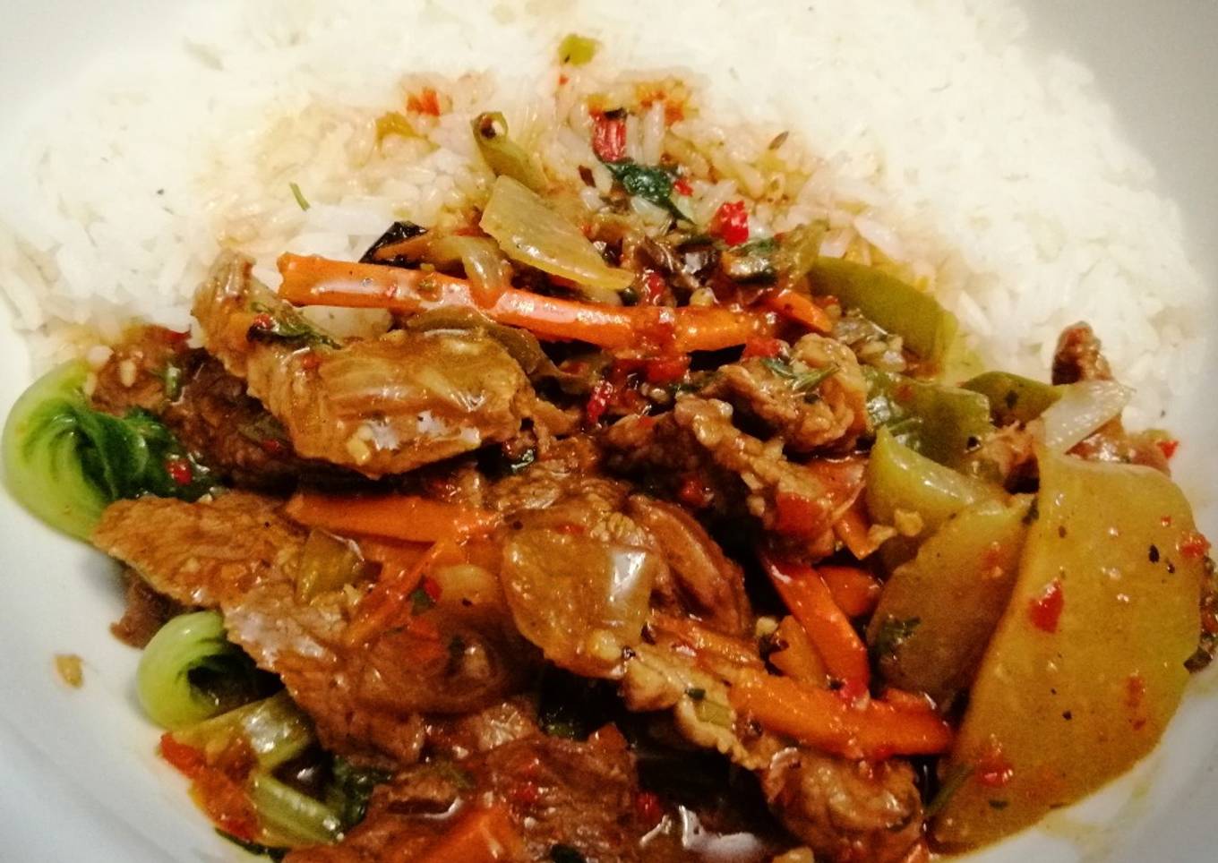 Bistec de Res con Chayote y Lechuga Roma en Salsa de Frijoles Negros