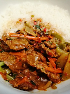 Una foto de Bistec de Res con Chayote y Lechuga Roma en Salsa de Frijoles Negros