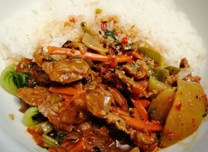 Una foto de Bistec de Res con Chayote y Lechuga Roma en Salsa de Frijoles Negros