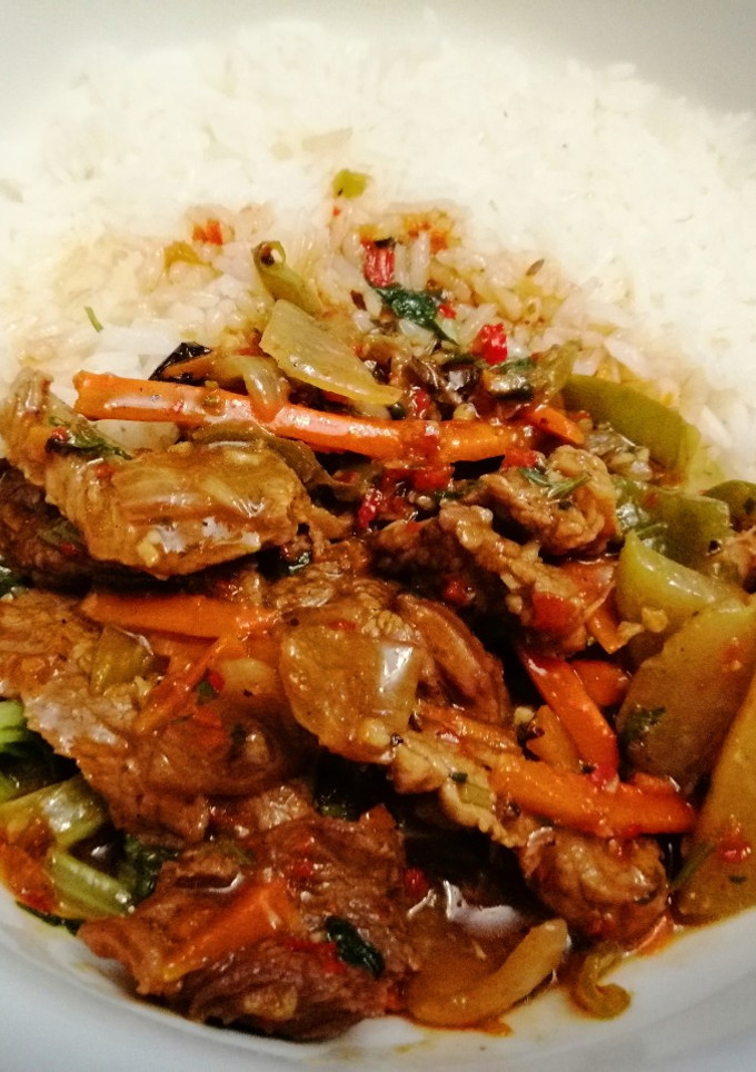Una foto de Bistec de Res con Chayote y Lechuga Roma en Salsa de Frijoles Negros
