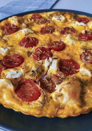 Une photo de Tarte à la tomate, chèvre et romarin 🍅