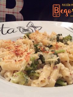 Una foto de Macarrones cremosos con brocoli