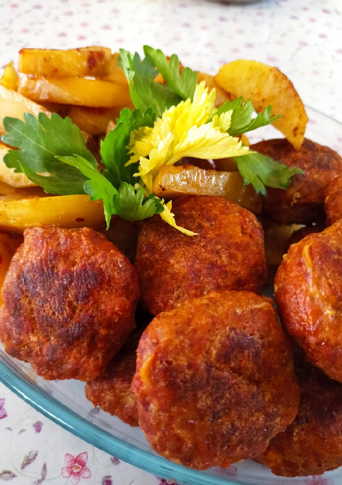 Retró fasírt, vele sült, fűszeres burgonyával, sütőben sütve recept fotója