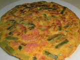 Tortilla de espárragos, ajetes y jamón cocido