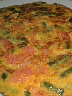 Una foto de Tortilla de espárragos, ajetes y jamón cocido