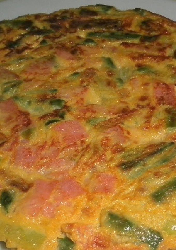 Una foto de Tortilla de espárragos, ajetes y jamón cocido