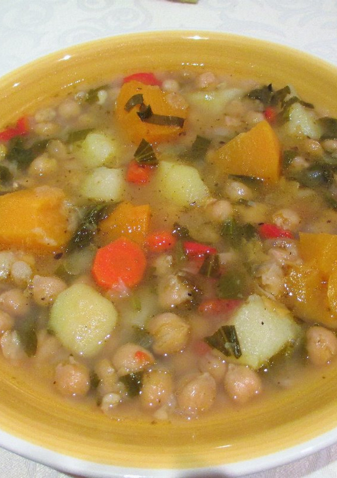Una foto de Potaje de invierno con garbanzos y calabaza