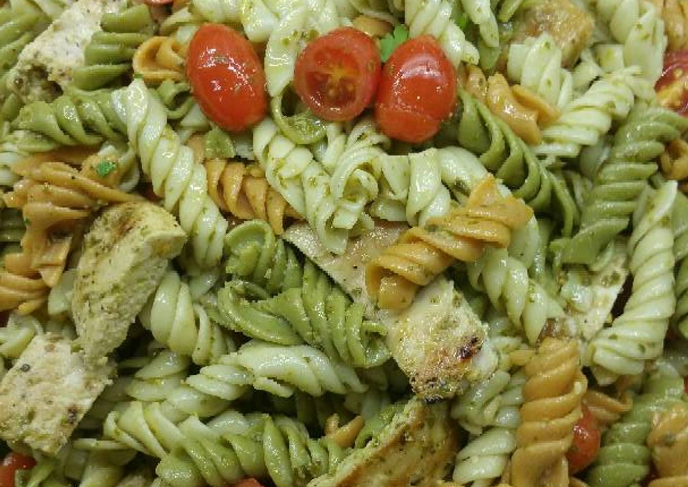 Pasta con Grilled chicken en pesto