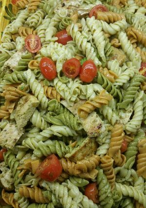 Una foto de Pasta con Grilled chicken en pesto