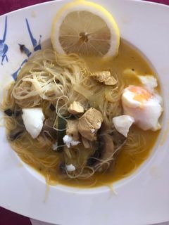 Una foto de Sopa al estilo singapur