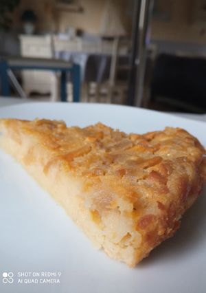 Une photo de Clafoutis aux pommes caramélisées et au beurre de cacahuètes