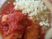 Una foto de cebolla tomate pollo