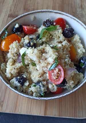 Une photo de Salade de quinoa à la grecque