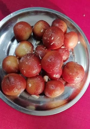 A picture of Gulab jamun.