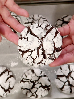A picture of Simple chocolate crinkles.