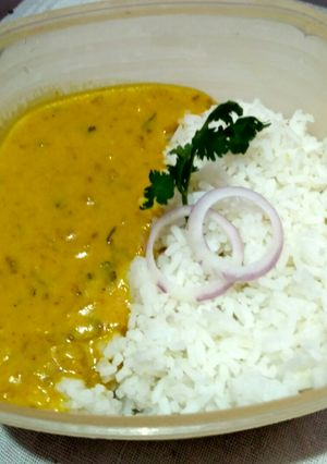 A picture of Kadhi chawal.
