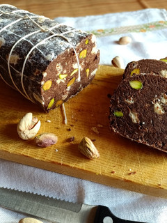 Foto di Salame al cioccolato con pistacchi senza uova e senza burro