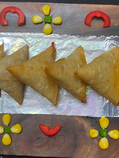 પીઝા સમોસા (Pizza Samosa recipe in Gujarati) રેસીપી મુખ્ય ફોટો