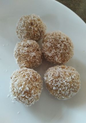 Una foto de Bombones de avena, coco y mantequilla de maní